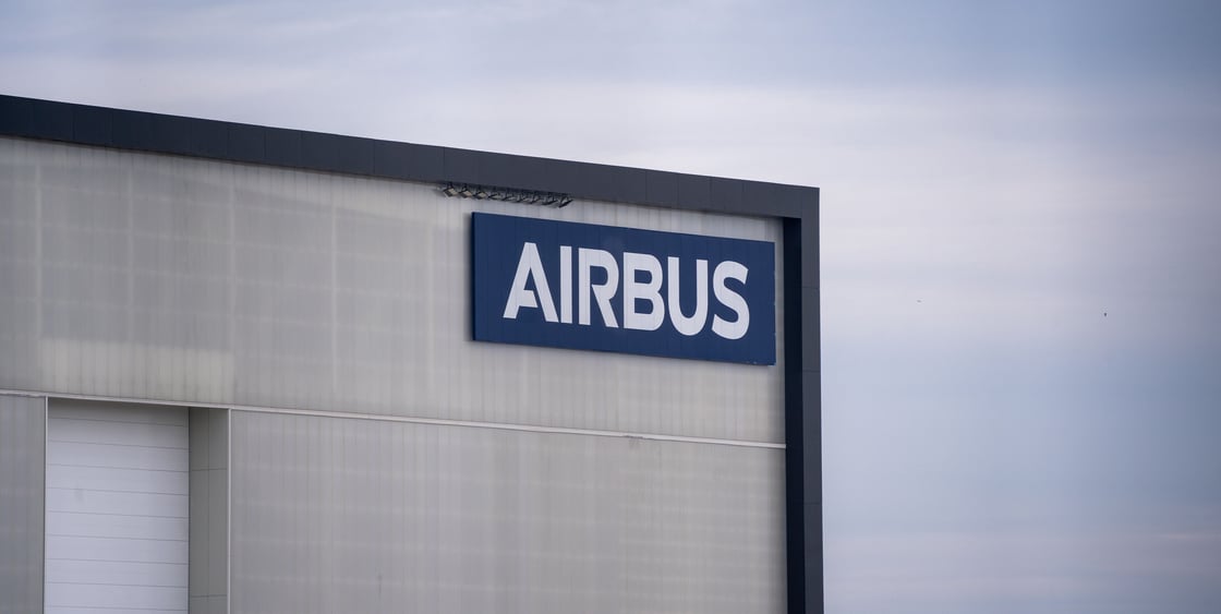 Airbus-tehdasrakennuksen ulkojulkisivu, jonka seinässä on Airbus-logo.