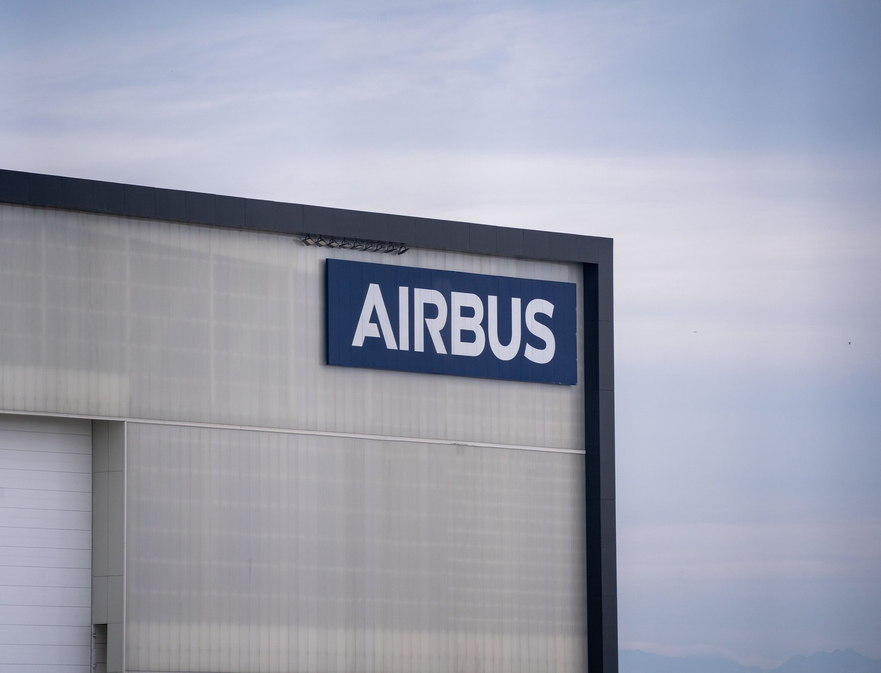Airbus-tehdasrakennuksen ulkojulkisivu, jonka seinässä on Airbus-logo.