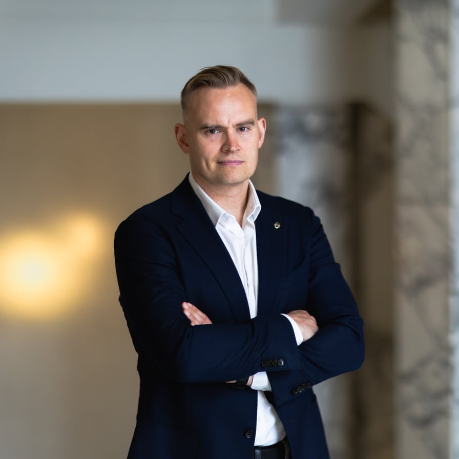 Kuva Atte Harjanteesta. Hänellä on päällään valkoinen kauluspaita ja tumma pikkutakki.