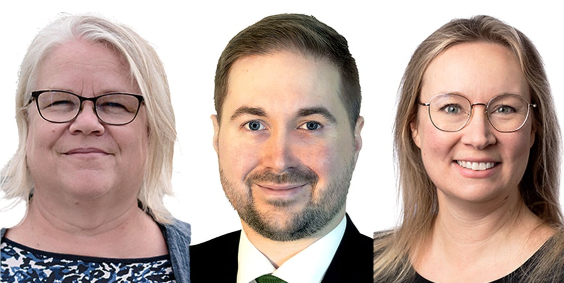 Triptyykki, jossa vasemmalle Johanna Fleming sini-valkoinen vaate päällään, keskellä Lauri Lavanti puku ja kravatti päällään ja oikealla Paula Oittinen tumma paita päällään.