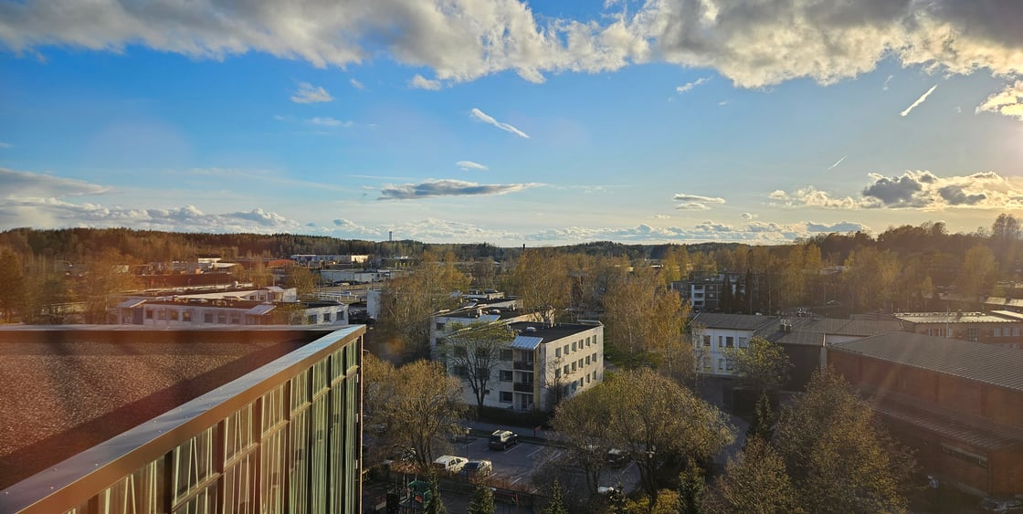 Kuva Kirkkonummen keskustasta korkealta, taustalla aurinko matalalla