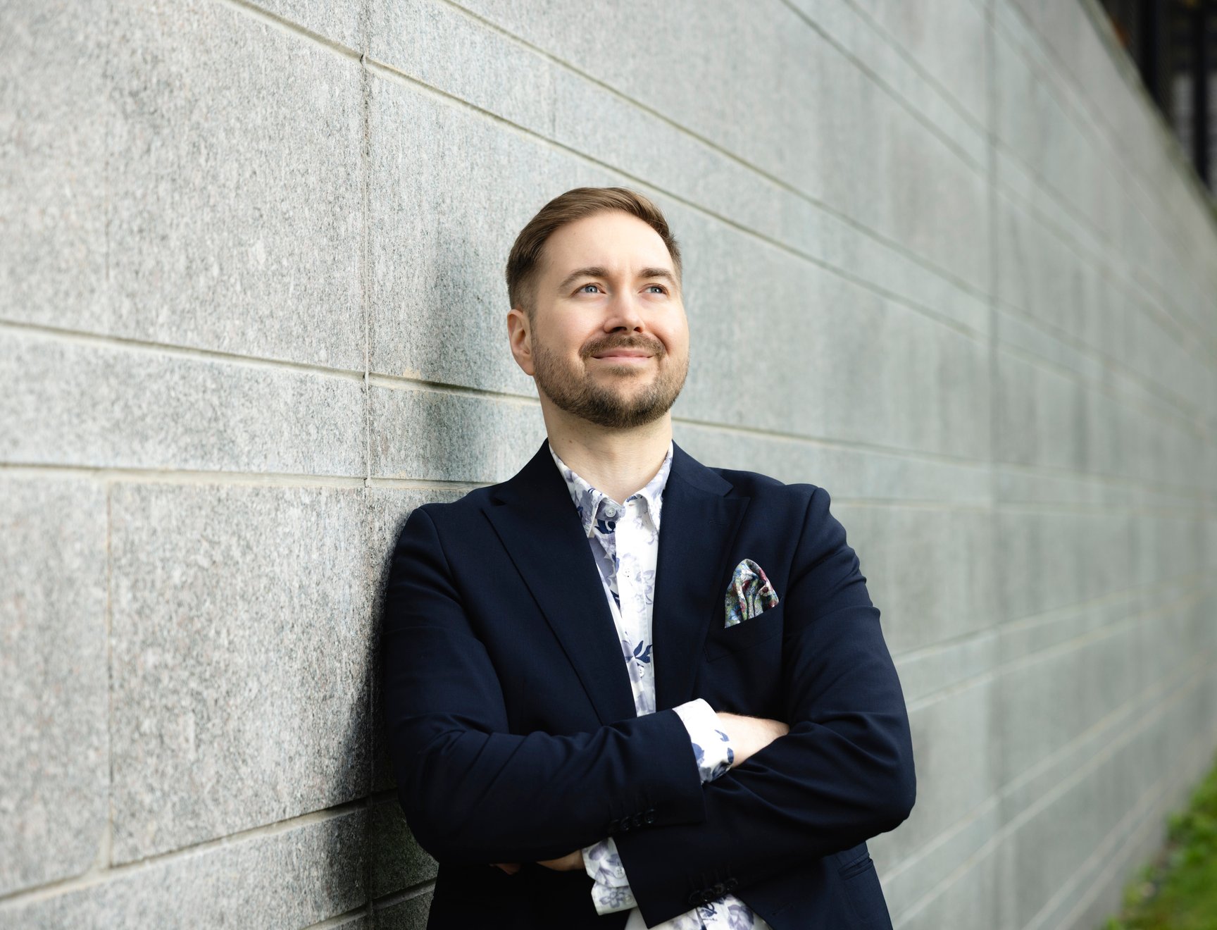 Lauri Lavanti seisoo graniittiseinää vasten kädet ristissä ja katsoo sivulle.