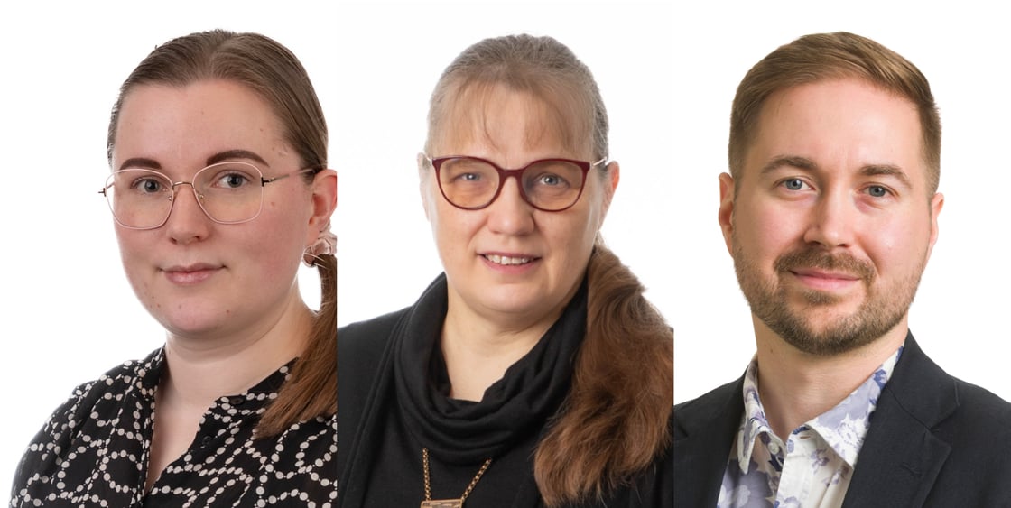 Triptyykki, jossa vasemmalla Pinja Pekkarniemi mustavalkokuvioisessa paidassa, keskellä Mervi Somervuori mustassa asussa ja oikealla Lauri Lavanti tummassa puvussa ja kukkakuvioisessa paidassa.