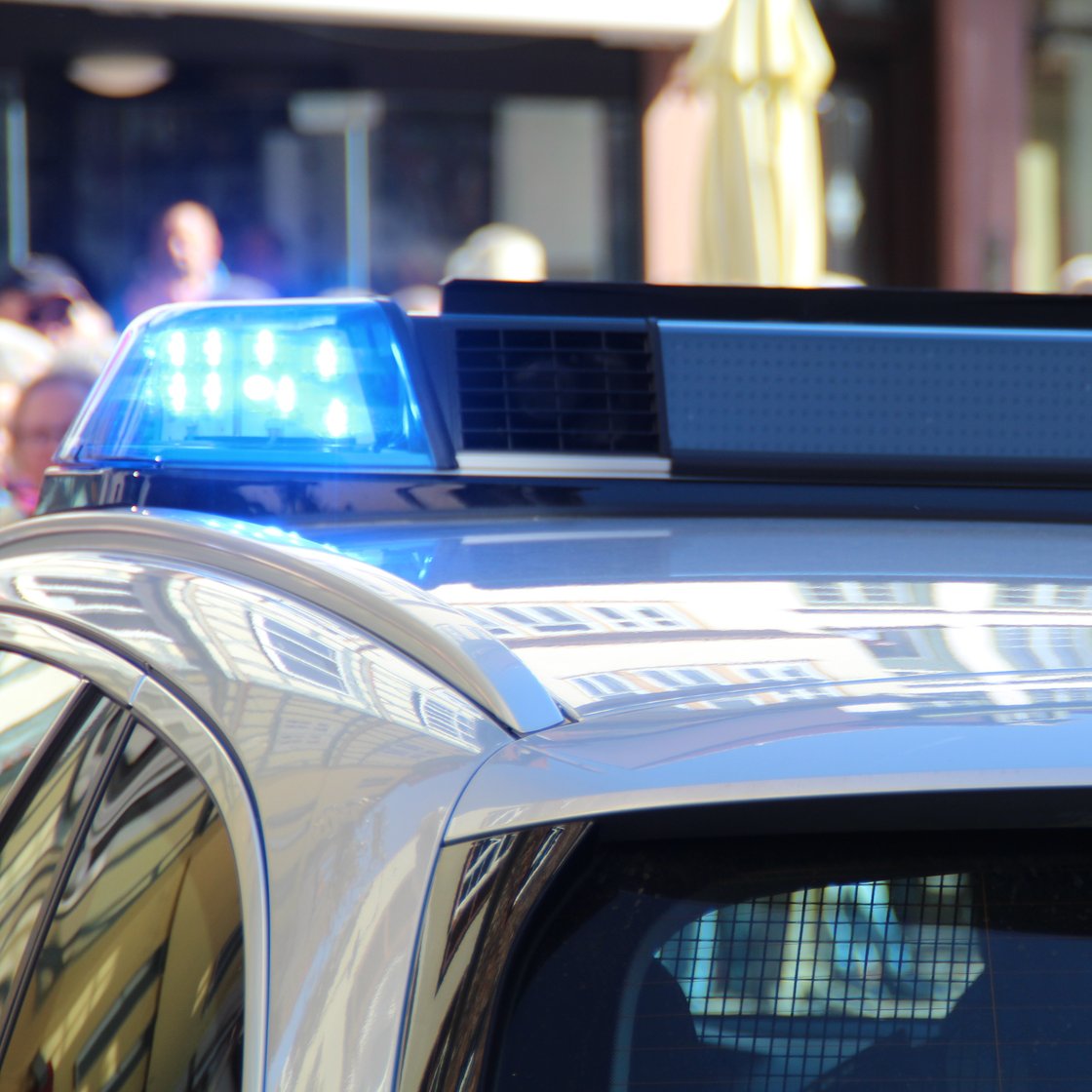An image of the lights on the roof of a police car.