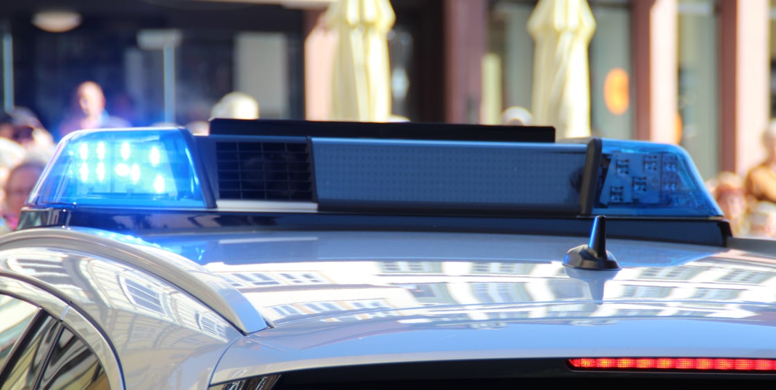 Kuva poliisiauton katolla olevista valoista