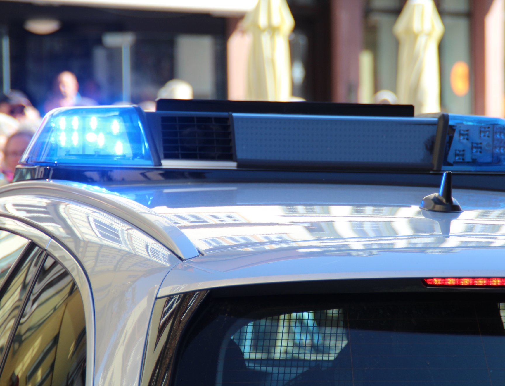 Kuva poliisiauton katolla olevista valoista