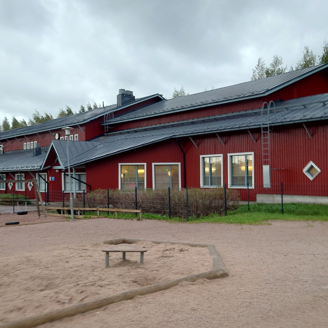 A photograph of Laajakallio school.