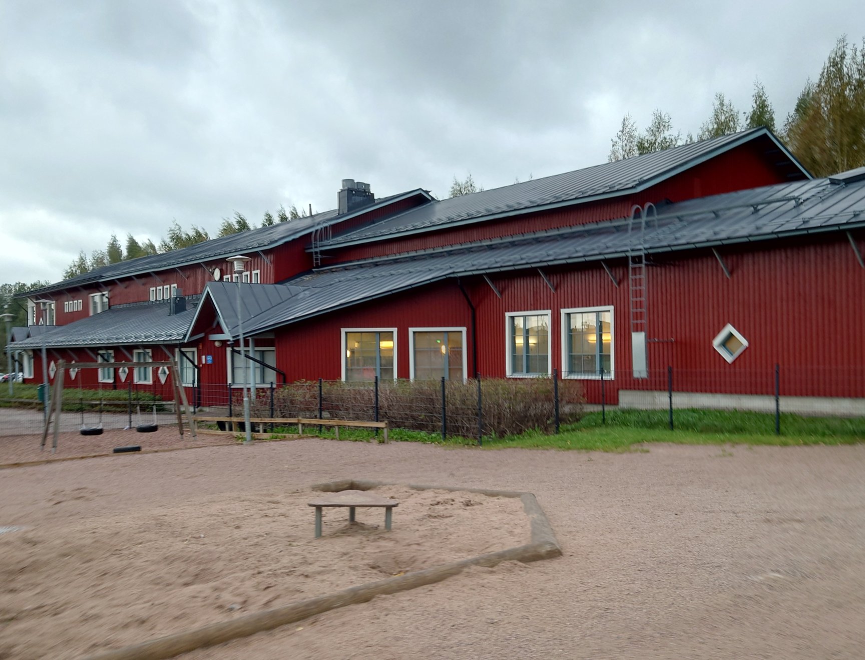 A photograph of Laajakallio school.