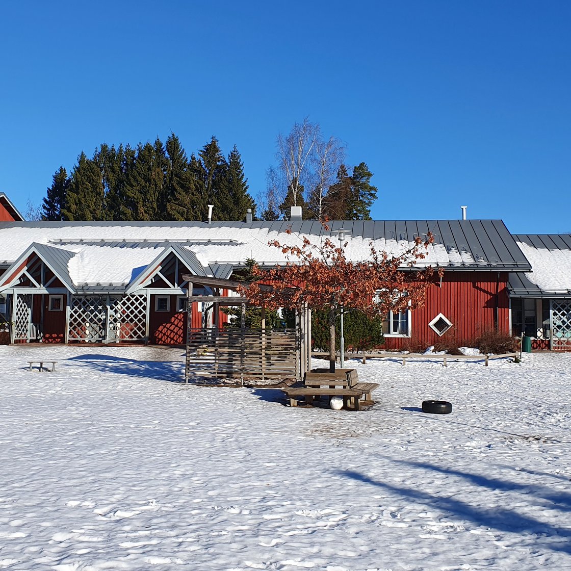 Laajakallio kindergarten building in winter.