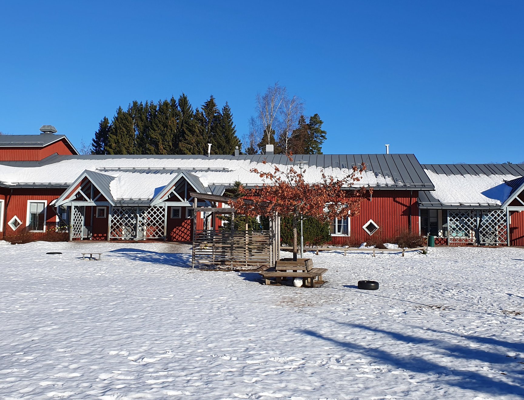 Laajakallio daghembyggnad på vintern.