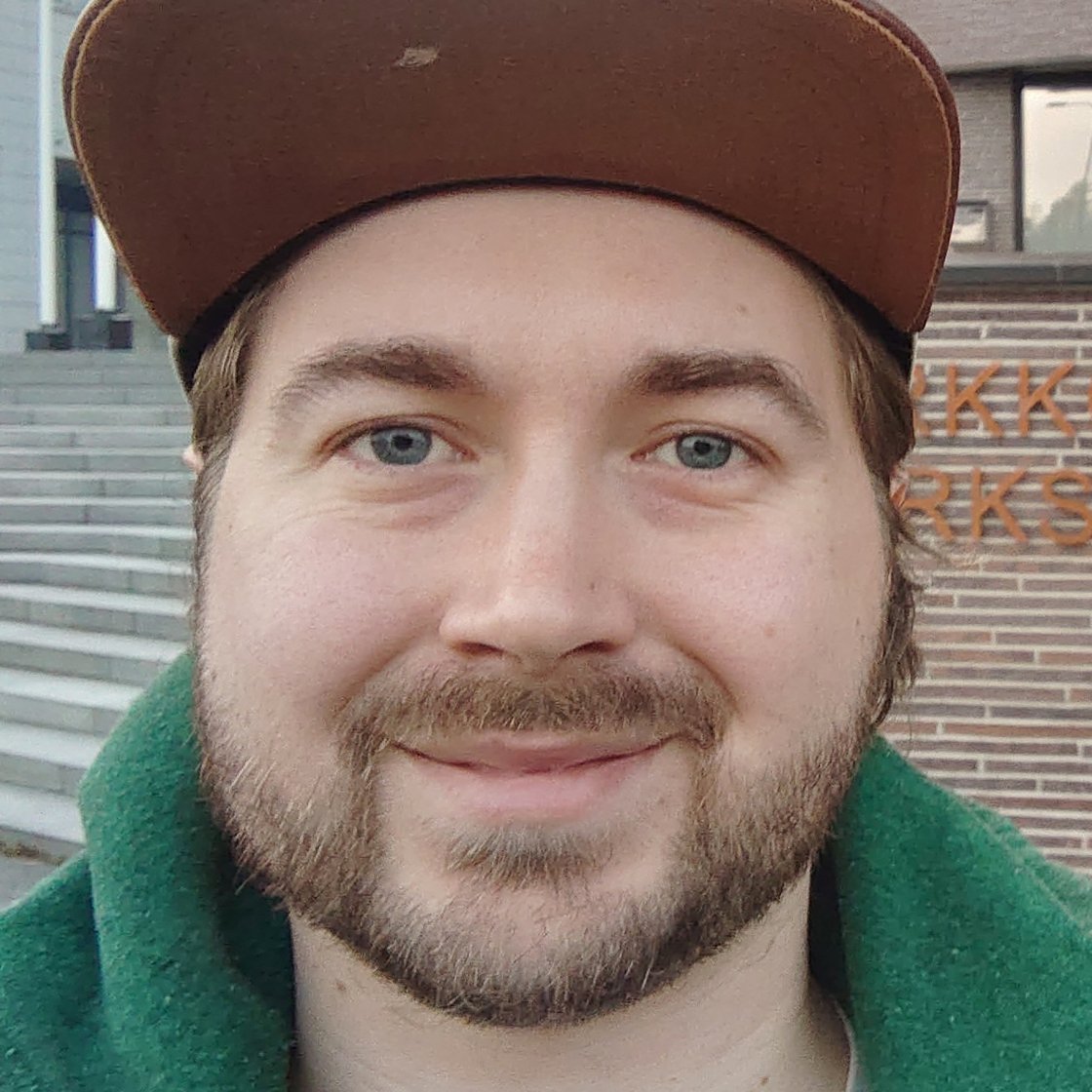 Kuva Lauri Lavannista Kirkkonummen kunnantalon edessä.