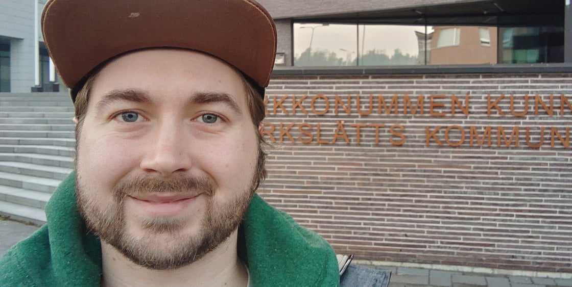 Kuva Lauri Lavannista Kirkkonummen kunnantalon edessä.