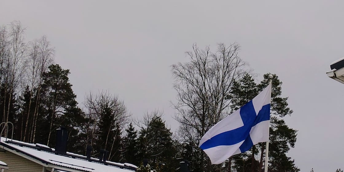 Kuva Suomen lipusta liehumassa lipputangossa
