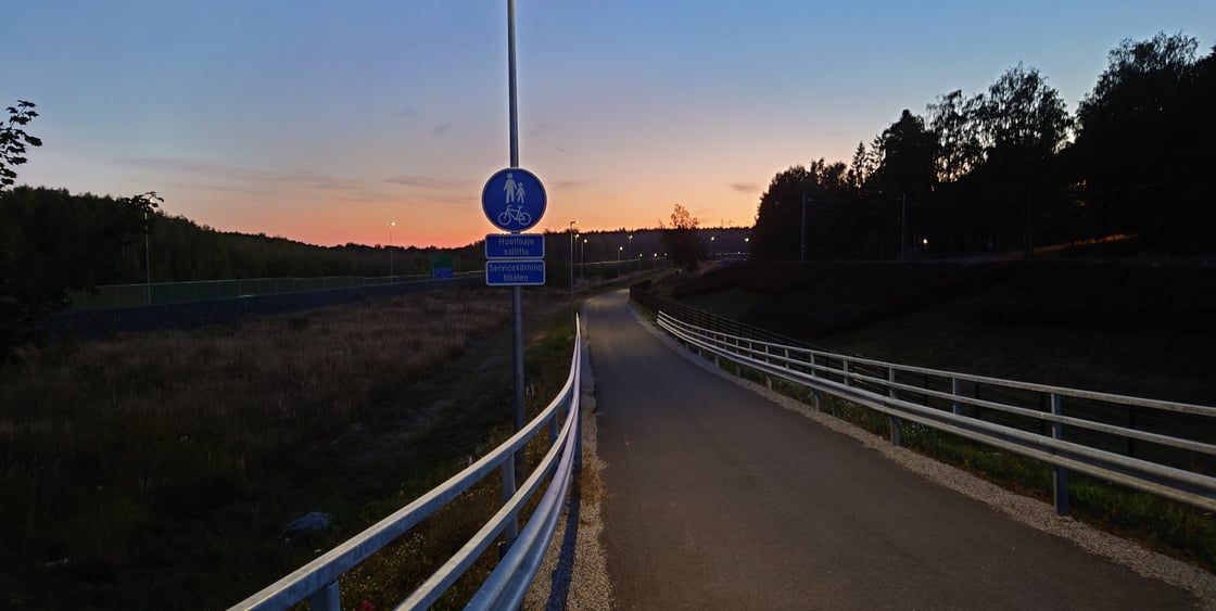 Kuva Tolsa-Prisma -jalkakäytävästä illansuussa.